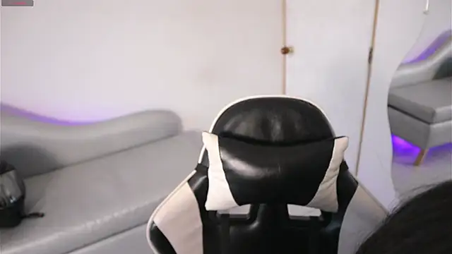 ashleyvalirya online show from April 6, 2026, 7:48 pm