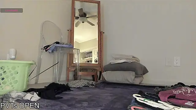 Peaches N Kreme online show from October 6, 2025, 4:32 am