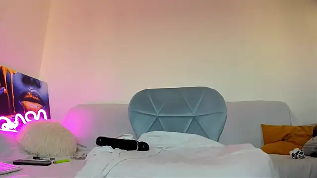 hornyemma   online show from December 17, 2024, 12:00 pm