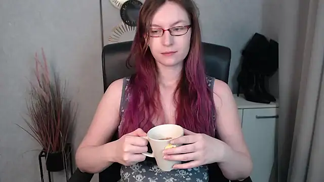 emmaxDelight online show from February 6, 2025, 8:18 am