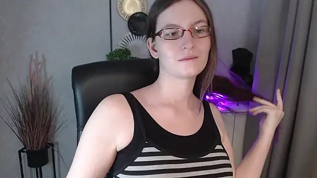 emmaxDelight online show from November 18, 2025, 6:40 am