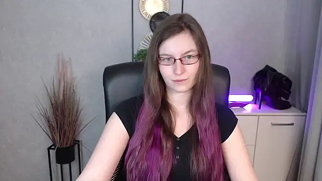 emmaxDelight online show from December 15, 2025, 6:50 am