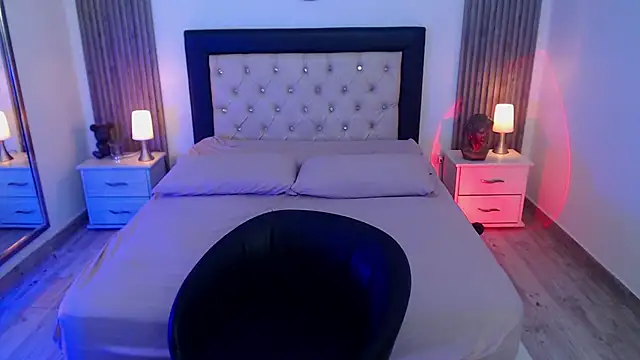 zoe jones13 online show from September 26, 2025, 3:21 am