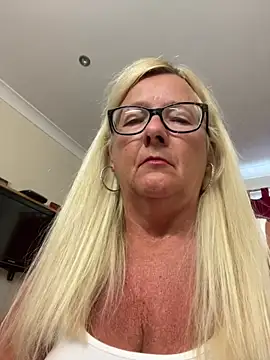 Snapshot of Foxy-Lucy chatting on June 6, 2026, 9:58 am Foxy-Lucy online show from June 6, 2026, 9:58 am