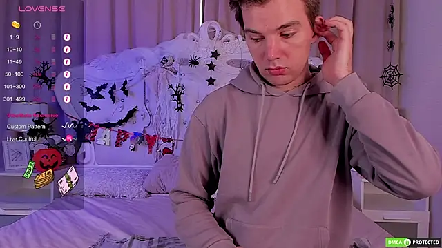 ArthurWhitee online show from October 17, 2025, 3:10 am