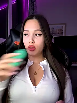 EricaWalls online show from October 31, 2025, 6:42 pm