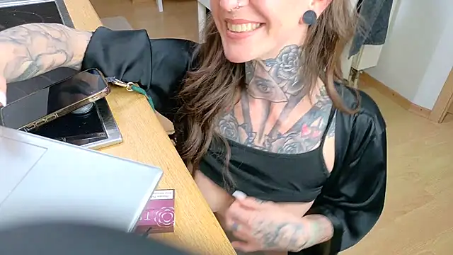 BrownieyQueen online show from March 10, 2025, 9:43 am