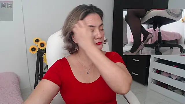 Snapshot of Chiraz_hasnaa chatting on December 3, 2024, 1:10 pm Chiraz hasnaa online show from December 3, 2024, 1:10 pm