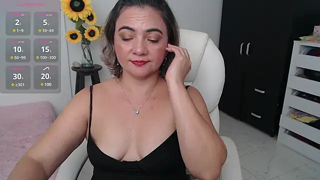 Snapshot of Chiraz_hasnaa chatting on December 16, 2024, 12:15 am Chiraz hasnaa online show from December 16, 2024, 12:15 am