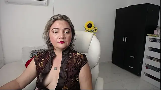 Snapshot of Chiraz_hasnaa chatting on January 3, 2025, 10:19 pm Chiraz hasnaa online show from January 3, 2025, 10:19 pm