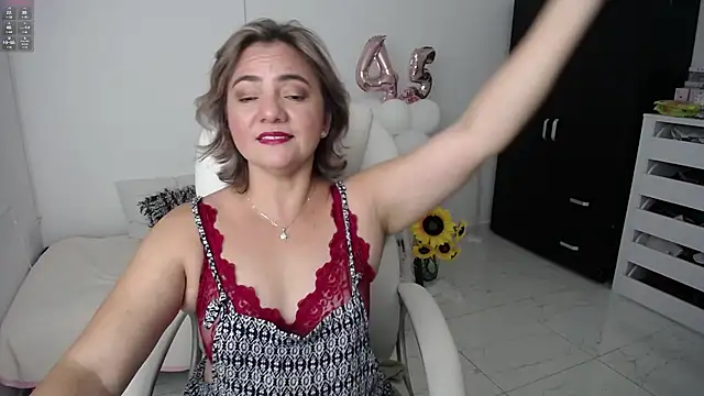 Snapshot of Chiraz_hasnaa chatting on January 25, 2025, 12:26 pm Chiraz hasnaa online show from January 25, 2025, 12:26 pm