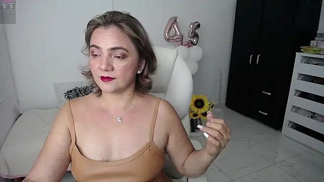 Snapshot of Chiraz_hasnaa chatting on January 25, 2025, 10:39 pm Chiraz hasnaa online show from January 25, 2025, 10:39 pm