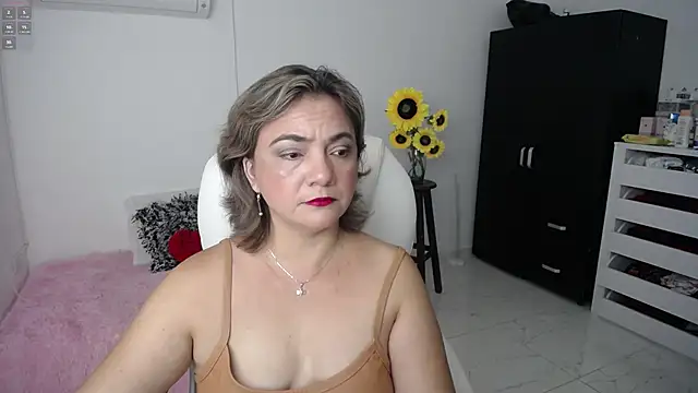 Snapshot of Chiraz_hasnaa chatting on February 12, 2025, 10:15 pm Chiraz hasnaa online show from February 12, 2025, 10:15 pm