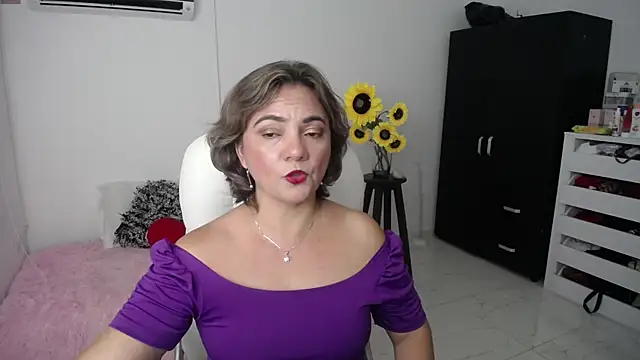 Snapshot of Chiraz_hasnaa chatting on February 18, 2025, 1:43 am Chiraz hasnaa online show from February 18, 2025, 1:43 am