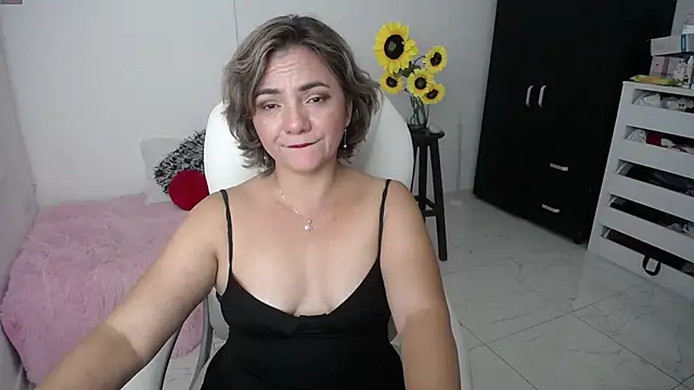 Snapshot of Chiraz_hasnaa chatting on February 22, 2025, 1:55 am Chiraz hasnaa online show from February 22, 2025, 1:55 am