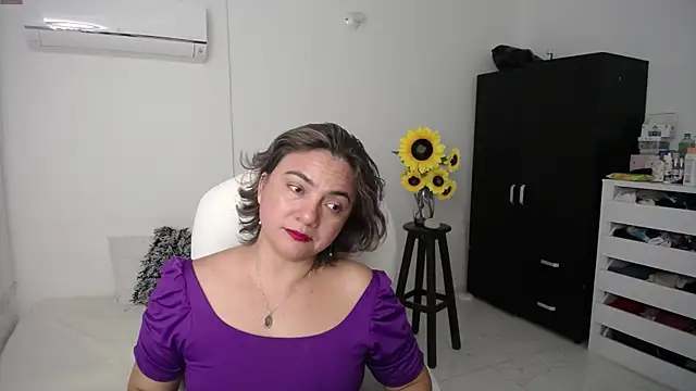 Snapshot of Chiraz_hasnaa chatting on March 7, 2025, 9:17 pm Chiraz hasnaa online show from March 7, 2025, 9:17 pm