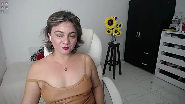 Snapshot of Chiraz_hasnaa chatting on March 9, 2025, 11:25 pm Chiraz hasnaa online show from March 9, 2025, 11:25 pm