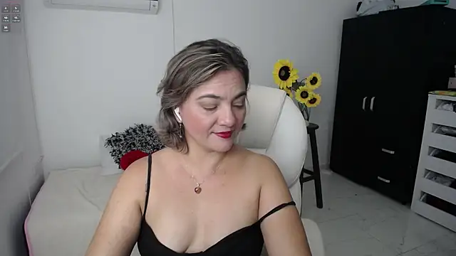 Snapshot of Chiraz_hasnaa chatting on March 14, 2025, 1:24 pm Chiraz hasnaa online show from March 14, 2025, 1:24 pm