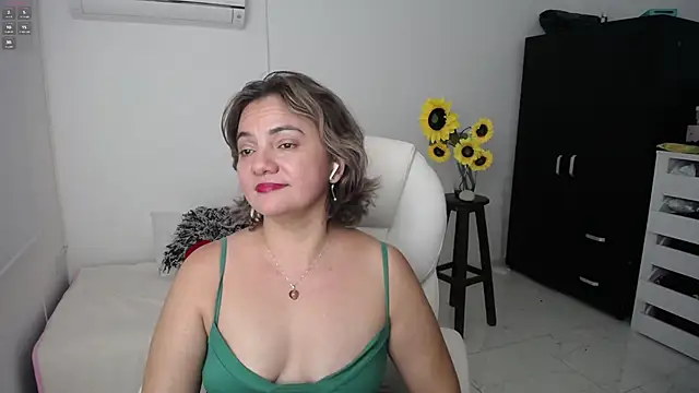 Snapshot of Chiraz_hasnaa chatting on March 15, 2025, 9:49 pm Chiraz hasnaa online show from March 15, 2025, 9:49 pm