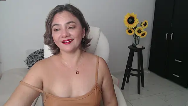 Snapshot of Chiraz_hasnaa chatting on March 21, 2025, 12:51 am Chiraz hasnaa online show from March 21, 2025, 12:51 am