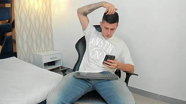 Yeiko Romero  online show from February 18, 2025, 5:21 pm