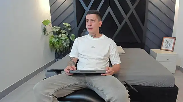 Yeiko Romero  online show from February 27, 2025, 5:15 pm