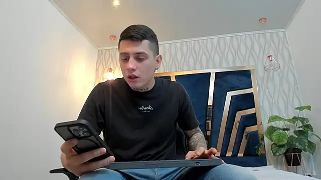 Yeiko Romero  online show from March 13, 2025, 5:18 pm