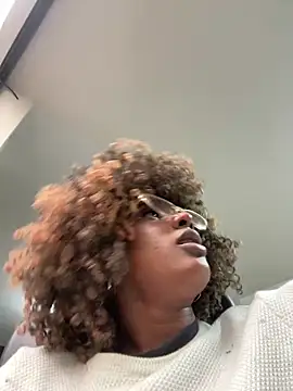 TIFFANYYSTAR online show from March 4, 2025, 5:03 pm