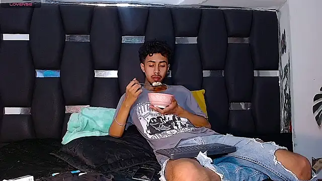 Snapshot of RyanRizzo chatting on December 10, 2024, 12:39 am RyanRizzo online show from December 10, 2024, 12:39 am