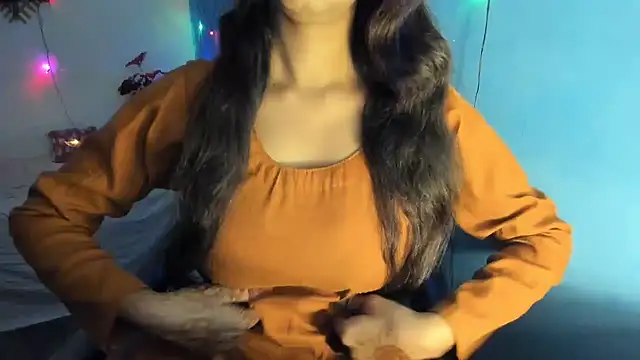 aarjulove online show from November 7, 2025, 2:39 pm