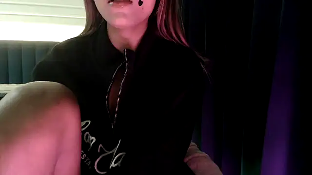 Snapshot of chhui_mui chatting on February 8, 2026, 5:38 pm chhui mui online show from February 8, 2026, 5:38 pm