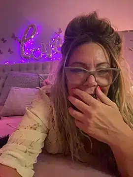 lolavalecuatro online show from February 25, 2025, 11:55 pm