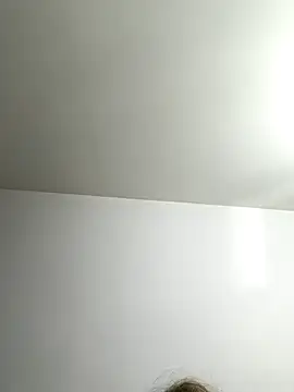 lolavalecuatro online show from April 8, 2026, 11:05 pm