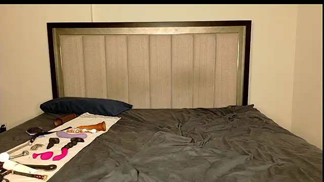 misscatxo online show from February 21, 2025, 6:04 pm