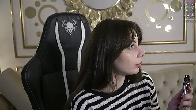 Snapshot of Alisa054 chatting on February 7, 2025, 10:52 pm Alisa054 online show from February 7, 2025, 10:52 pm