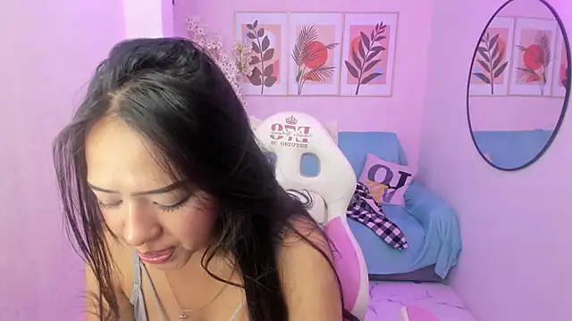 Snapshot of Zafiro_t18 chatting on February 9, 2025, 3:45 pm Zafiro t18 online show from February 9, 2025, 3:45 pm