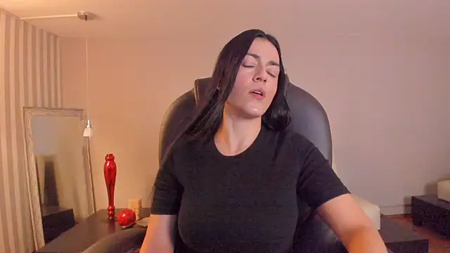 BellaClaiir online show from December 1, 2025, 3:17 pm