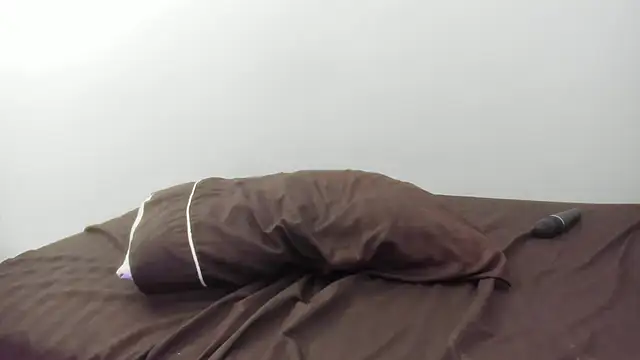 leslyylove online show from February 1, 2025, 10:05 am