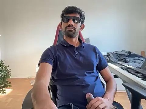 dominanthubby online show from April 25, 2026, 4:37 pm