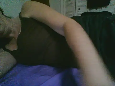 Emilylyn2501 online show from November 14, 2025, 12:09 am