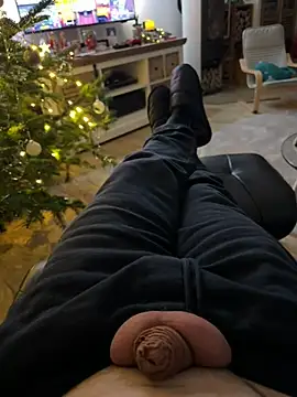 Snapshot of rundum40 chatting on December 13, 2024, 4:49 pm rundum40 online show from December 13, 2024, 4:49 pm