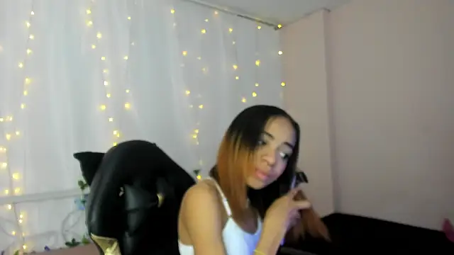 Abigail Wilson  online show from February 4, 2025, 8:28 pm