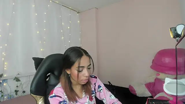 Abigail Wilson  online show from February 5, 2025, 8:46 pm