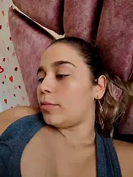 LaurenWelly  online show from February 19, 2025, 8:41 pm