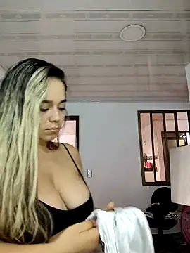 LaurenWelly  online show from March 22, 2025, 12:04 pm