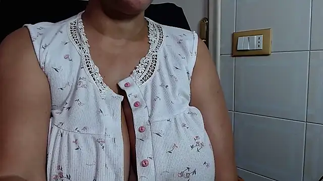 Snapshot of Foxlady2271 chatting on June 11, 2026, 11:25 pm Foxlady2271 online show from June 11, 2026, 11:25 pm