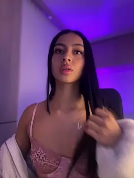 maddy bronw  online show from January 20, 2025, 10:15 pm