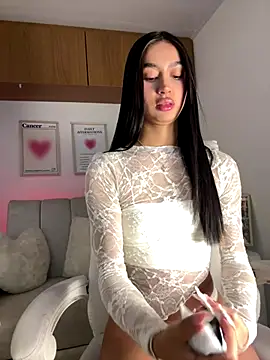 maddy bronw  online show from November 4, 2025, 12:54 am