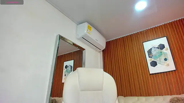 Snapshot of RoxannaHanson chatting on December 4, 2024, 4:10 am RoxannaHanson online show from December 4, 2024, 4:10 am