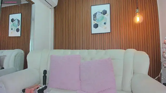 Snapshot of RoxannaHanson chatting on December 11, 2024, 4:49 am RoxannaHanson online show from December 11, 2024, 4:49 am